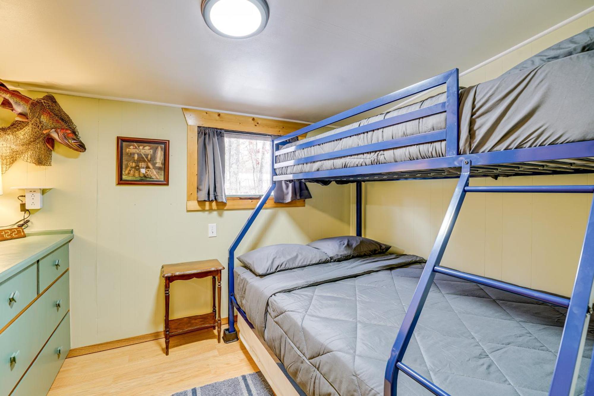 Pet-Friendly Irons Cottage About 4 Mi To Sand Lake! Exteriör bild