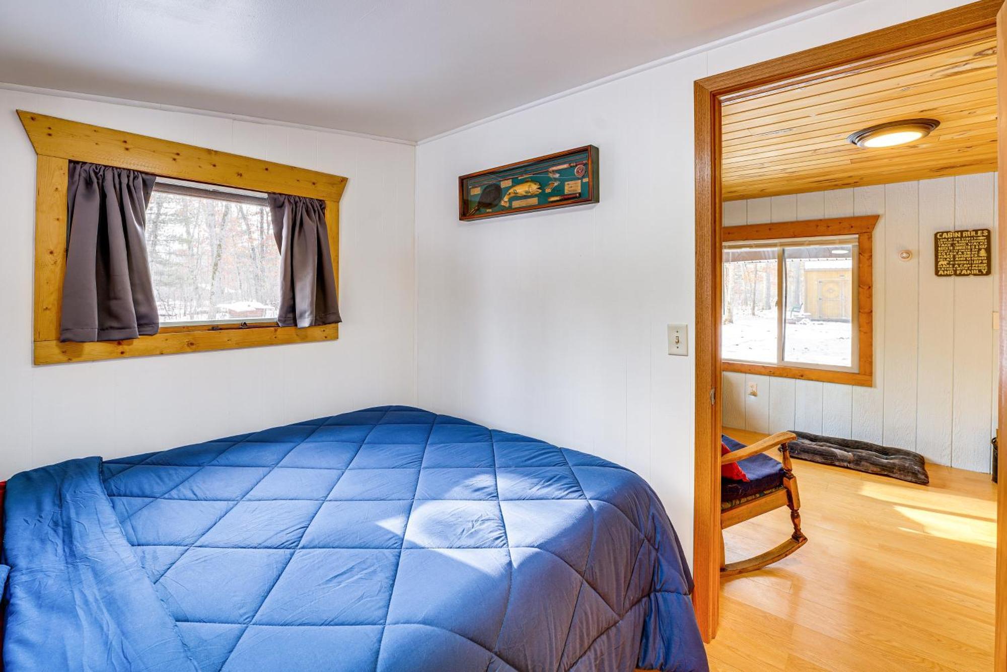 Pet-Friendly Irons Cottage About 4 Mi To Sand Lake! Exteriör bild