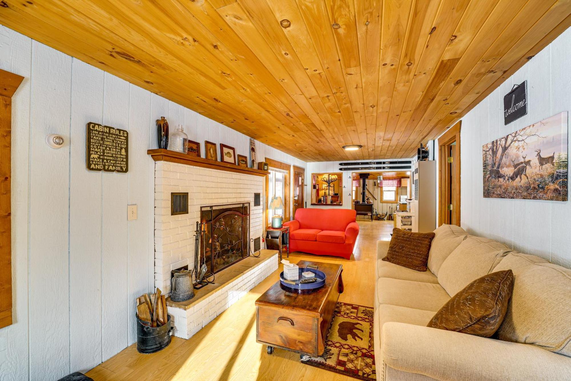 Pet-Friendly Irons Cottage About 4 Mi To Sand Lake! Exteriör bild