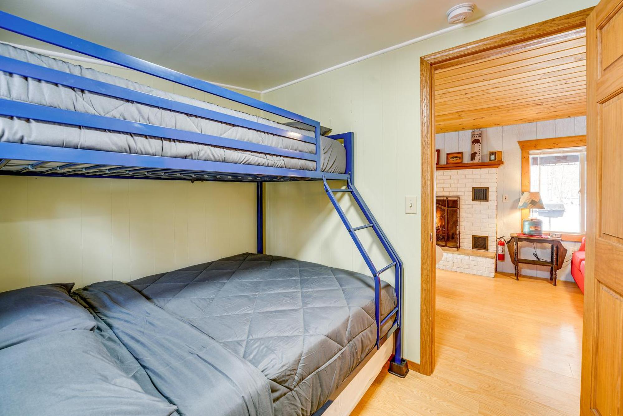 Pet-Friendly Irons Cottage About 4 Mi To Sand Lake! Exteriör bild