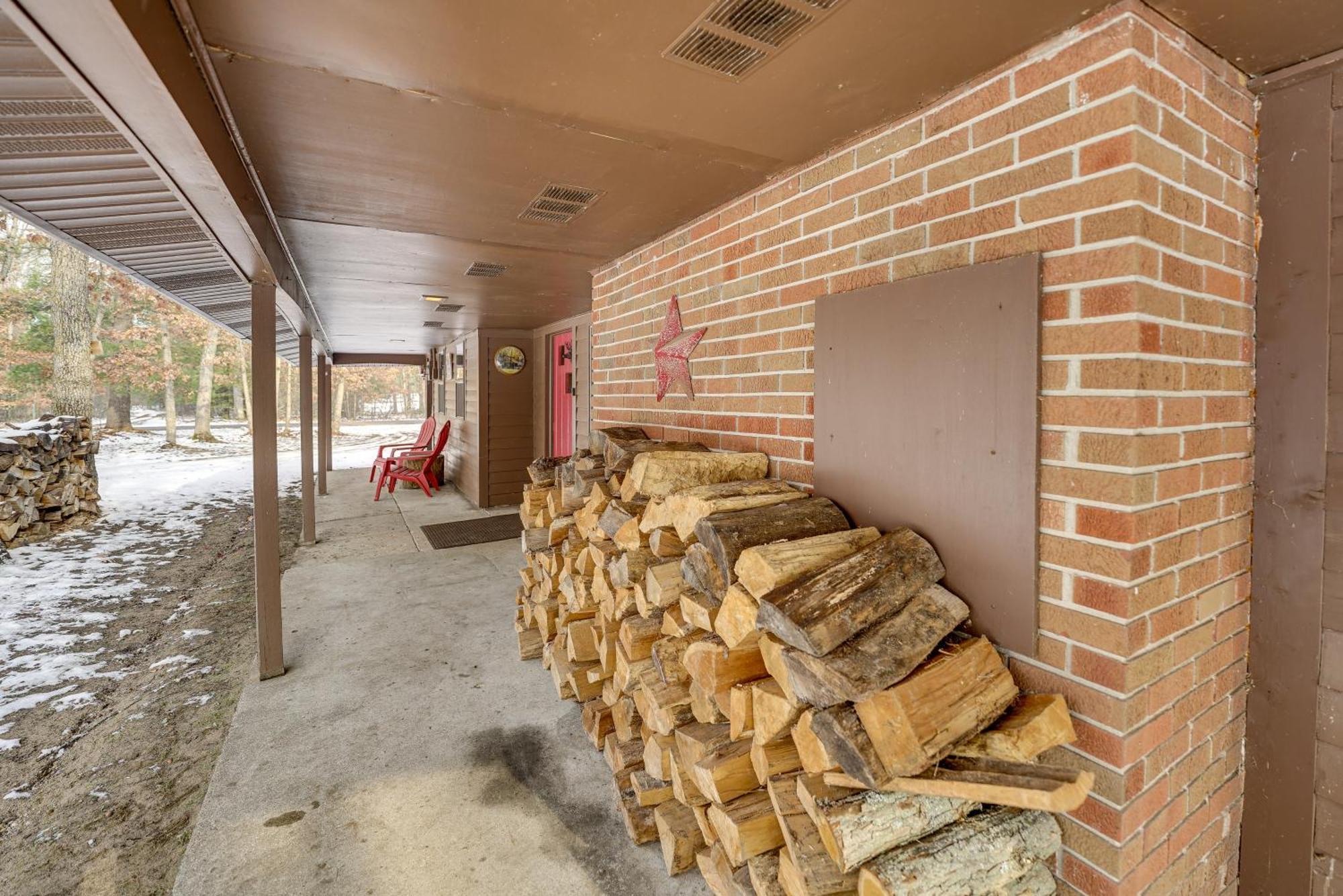Pet-Friendly Irons Cottage About 4 Mi To Sand Lake! Exteriör bild
