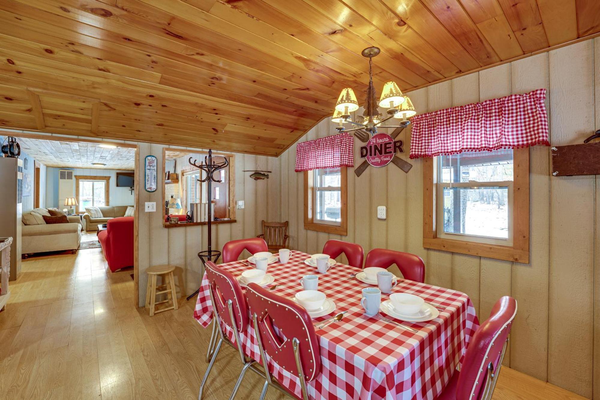 Pet-Friendly Irons Cottage About 4 Mi To Sand Lake! Exteriör bild