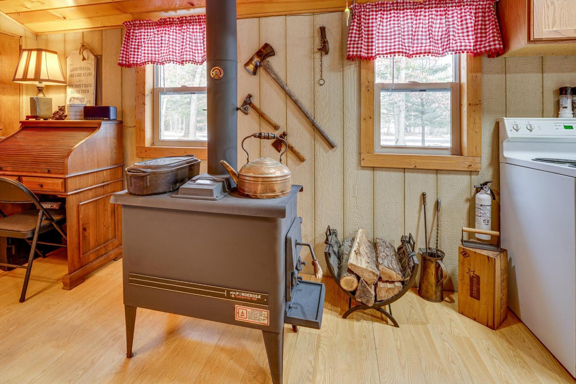 Pet-Friendly Irons Cottage About 4 Mi To Sand Lake! Exteriör bild