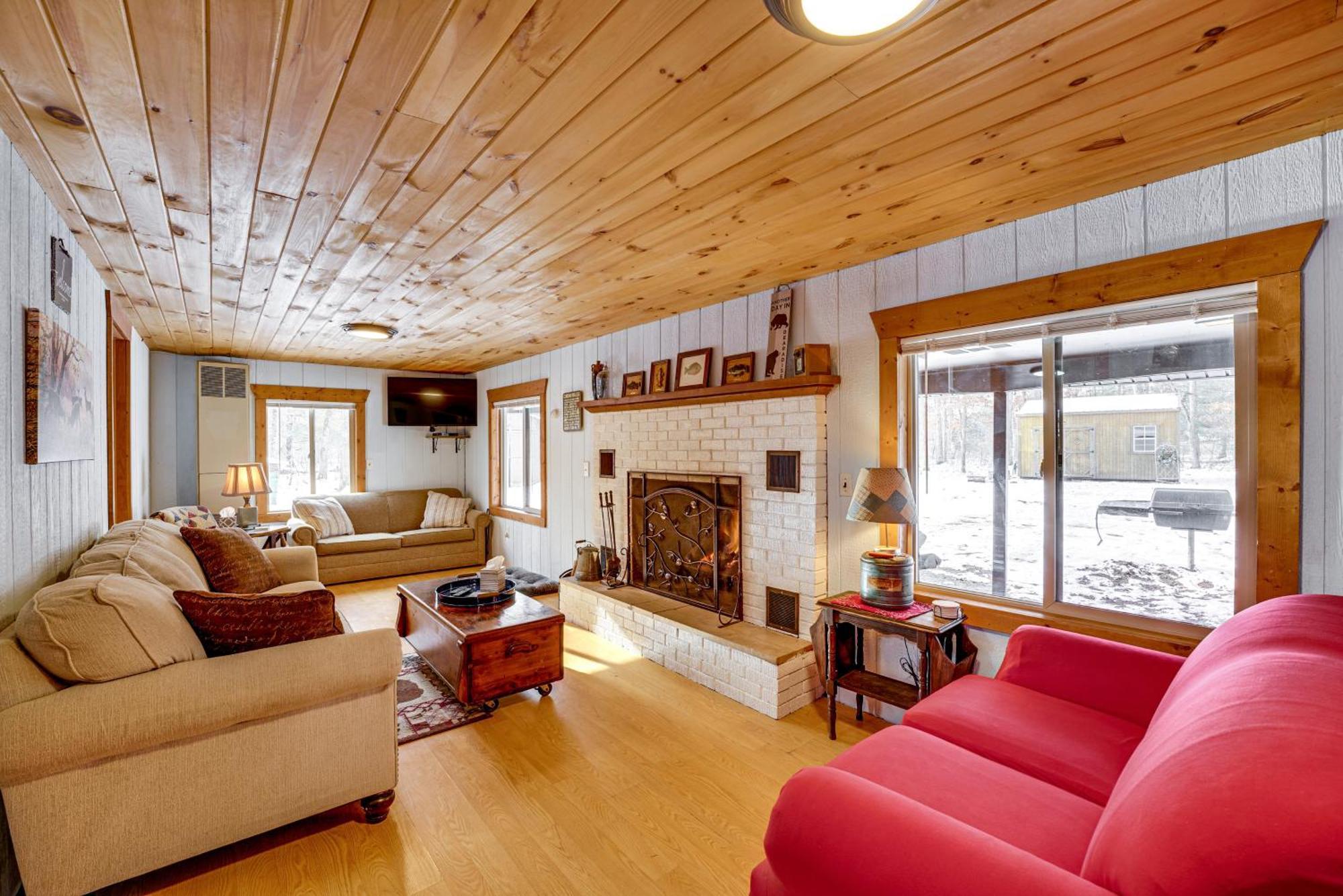 Pet-Friendly Irons Cottage About 4 Mi To Sand Lake! Exteriör bild