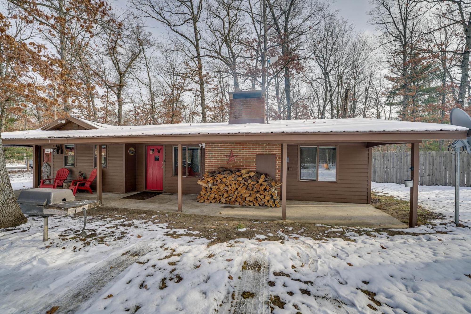 Pet-Friendly Irons Cottage About 4 Mi To Sand Lake! Exteriör bild