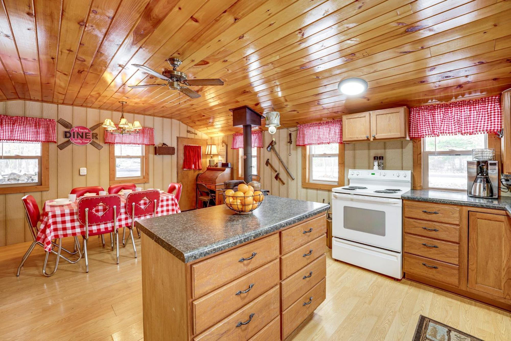 Pet-Friendly Irons Cottage About 4 Mi To Sand Lake! Exteriör bild